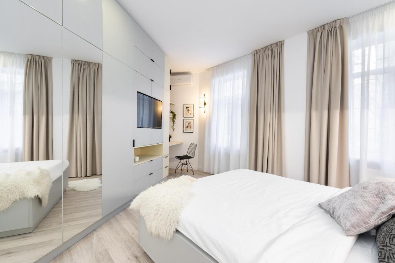 Four Bedroom Apartment, Old Town Bukarest Kültér fotó