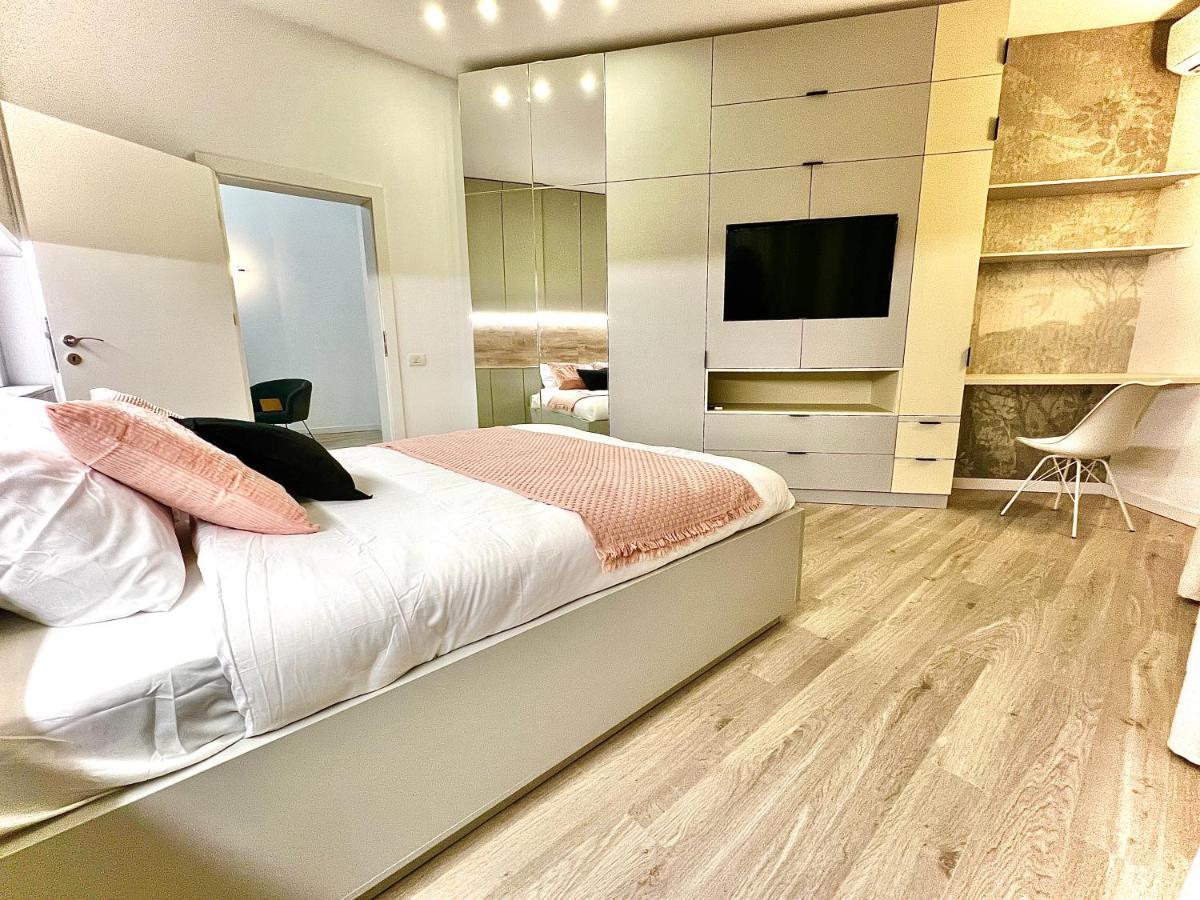 Four Bedroom Apartment, Old Town Bukarest Kültér fotó