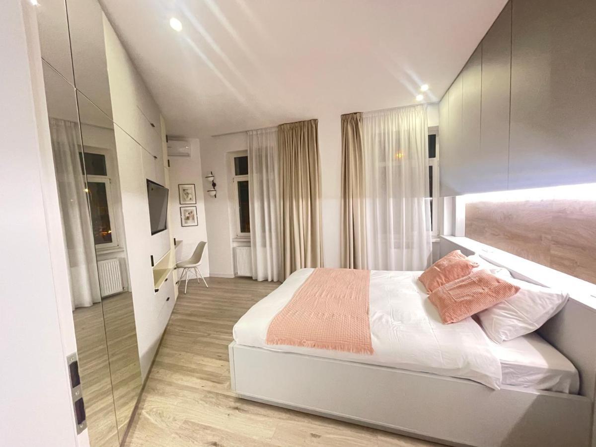 Four Bedroom Apartment, Old Town Bukarest Kültér fotó
